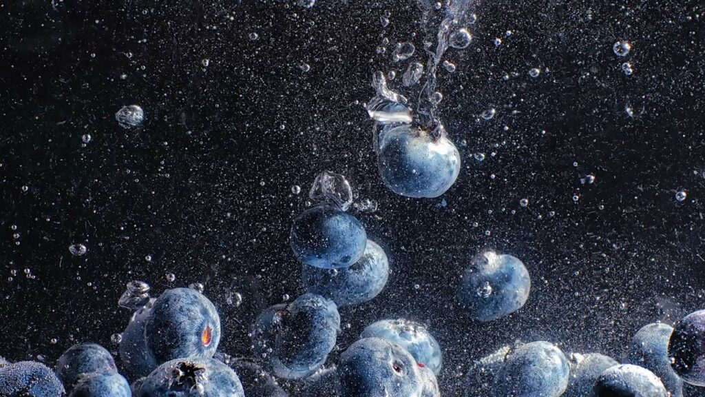 Mirtilos e água salgada: médico faz alerta e indica um método de lavagem mais confiável