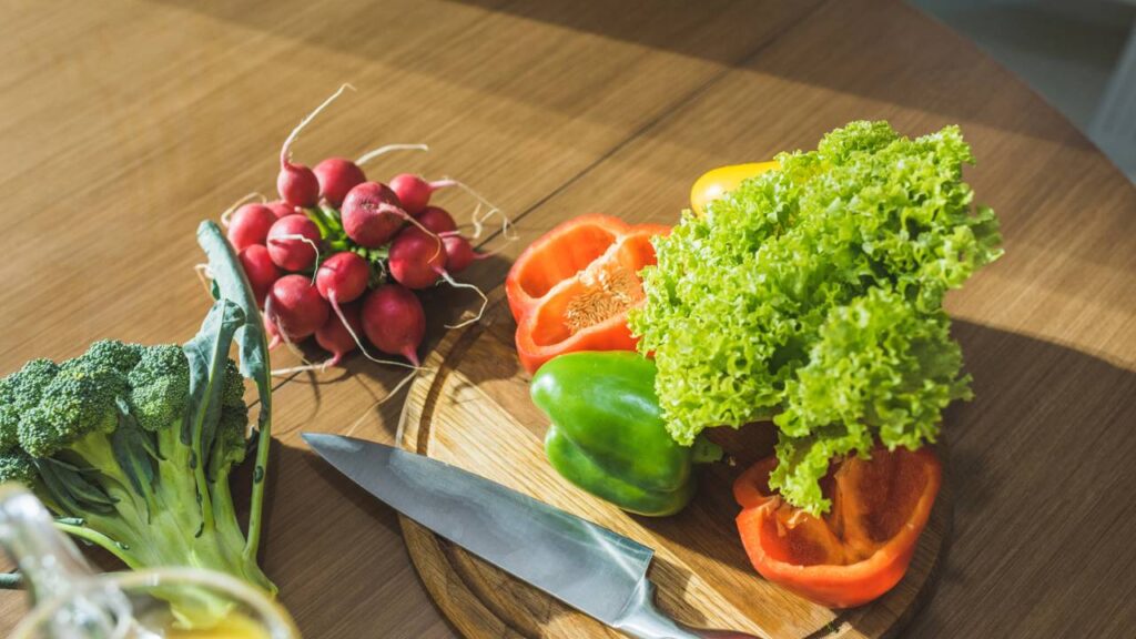 Como conservar legumes cortados por mais tempo na geladeira usando truques simples do dia a dia
