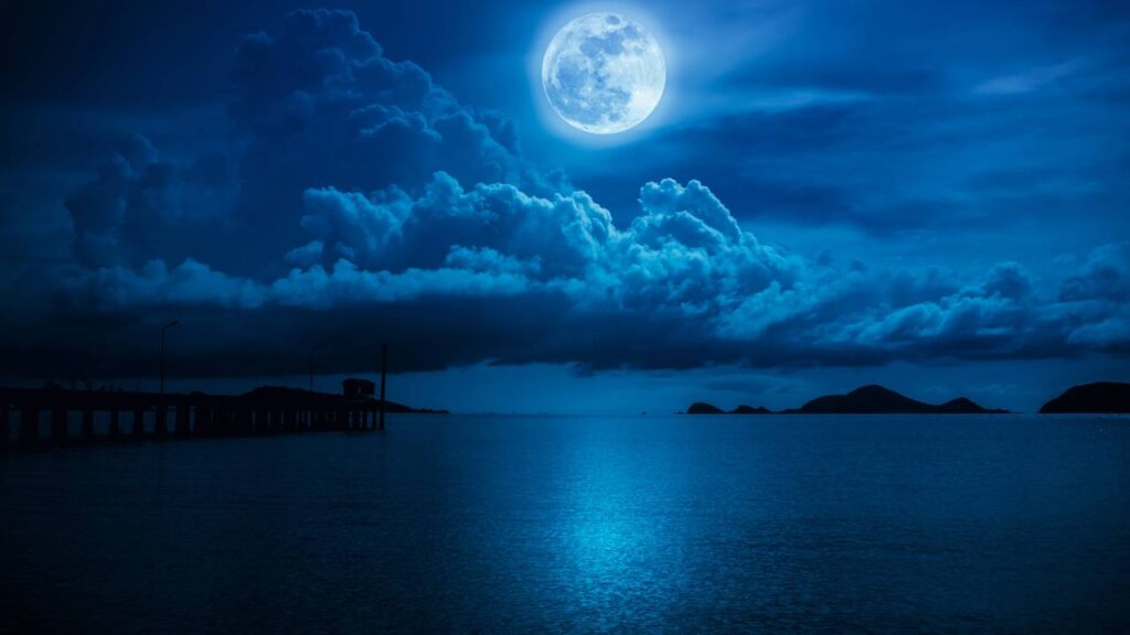 O fenômeno que faz o mar parecer prateado nas noites de lua cheia e cria um brilho quase mágico