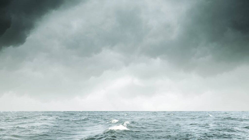 O mar fica mais escuro pouco antes das tempestades e isso não é coincidência