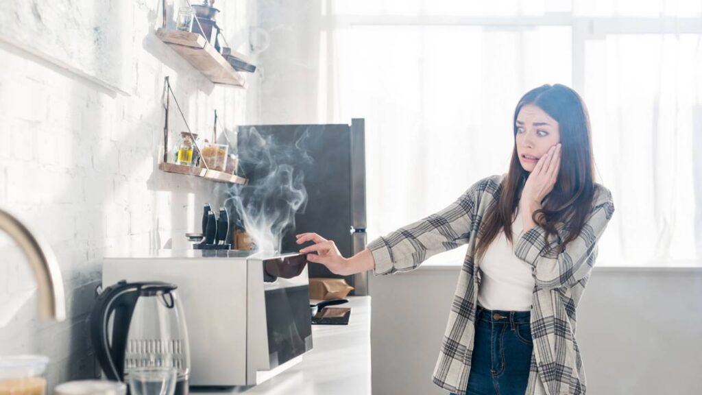 Usar o micro-ondas é prático, mas pode trazer perigo se não for usado de forma correta