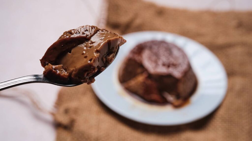Essa mousse de chocolate leva apenas 4 ingredientes e irá impressionar todos que experimentarem