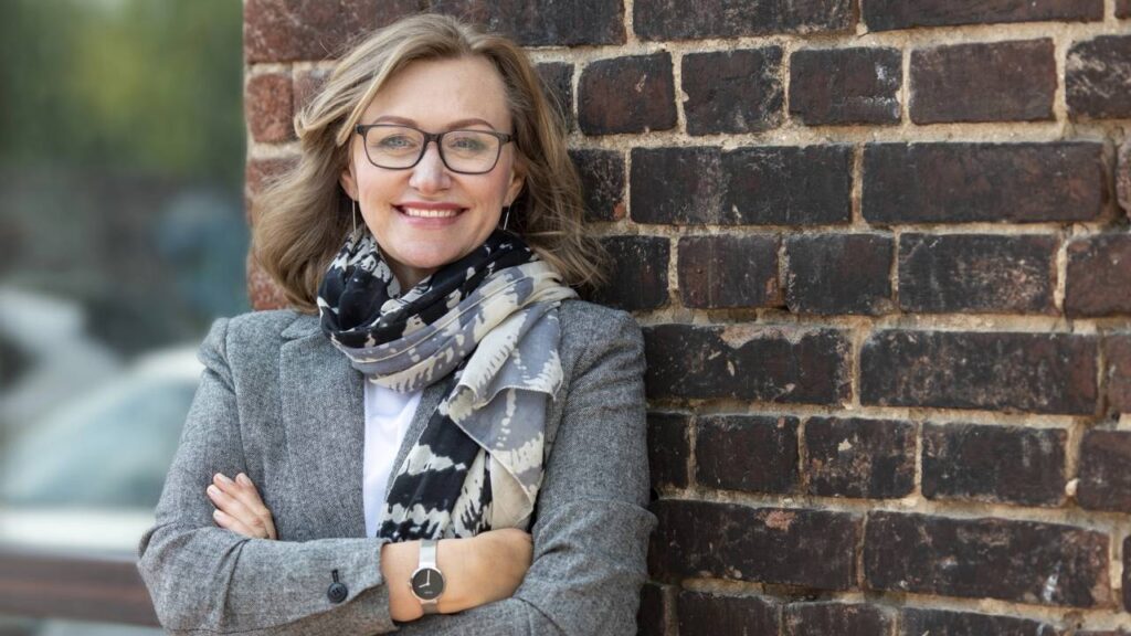 7 acessórios para mulheres 60+ que elevam o visual com elegância