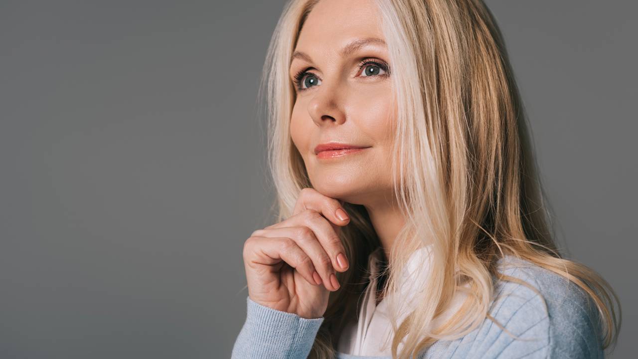 7 acessórios para mulheres 60+ que elevam o visual com elegância