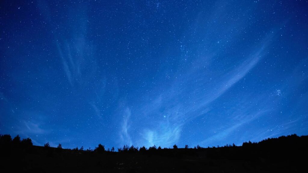 O mistério por trás das noites em que o céu brilha mesmo sem lua