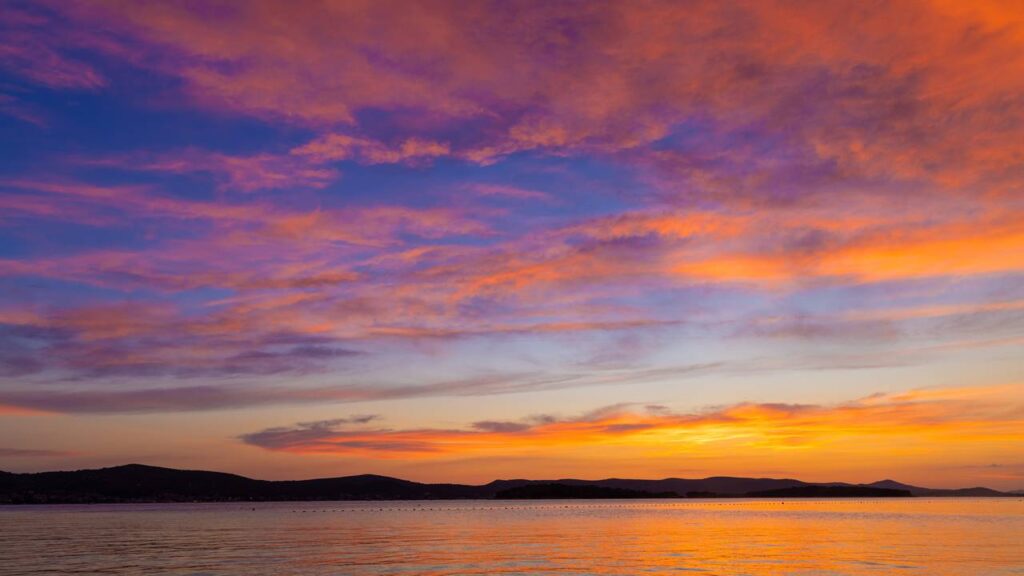O que causa o efeito dourado nas nuvens ao entardecer e deixa o céu tão diferente
