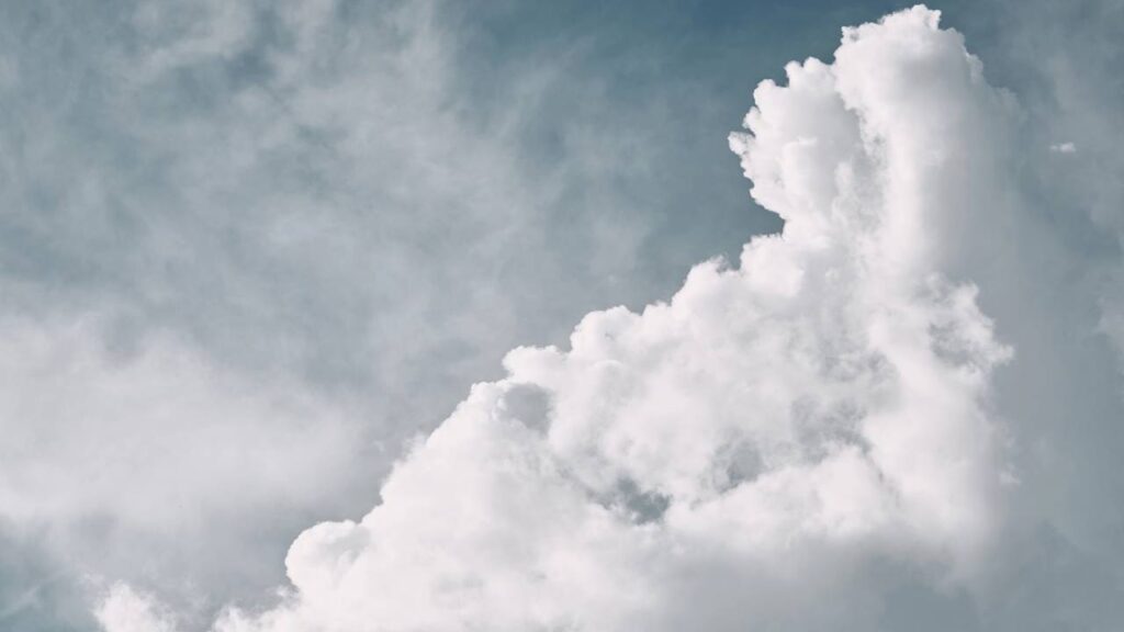 O fenômeno natural que faz o ar “pesar” antes de tempestades