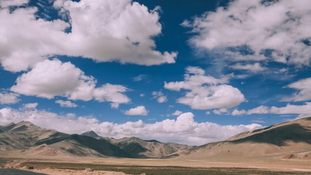 O mistério das nuvens que parecem estacionadas no céu e não se movem mesmo com o vento passando