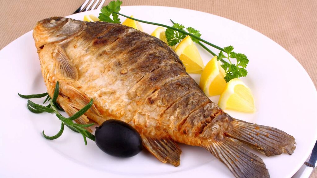 Receita de peixe frito crocante perfeita para o almoço com textura leve e sabor caseiro