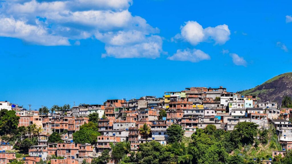 Qual é o plural de "periferia"?