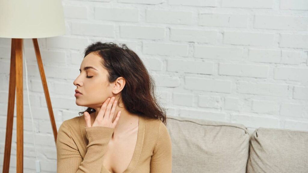 Se você estala o pescoço sempre, esse hábito pode trazer consequências
