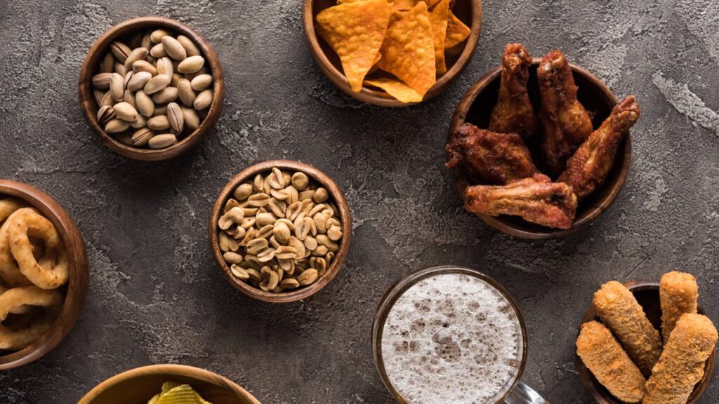 Nada melhor para acompanhar aquela cerveja geladinha do que uns petiscos fáceis - Créditos: depositphotos.com / VadimVasenin