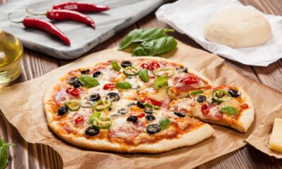 A pizza de liquidificador perfeita para jantares rápidos com massa macia e massa que derrete na boca