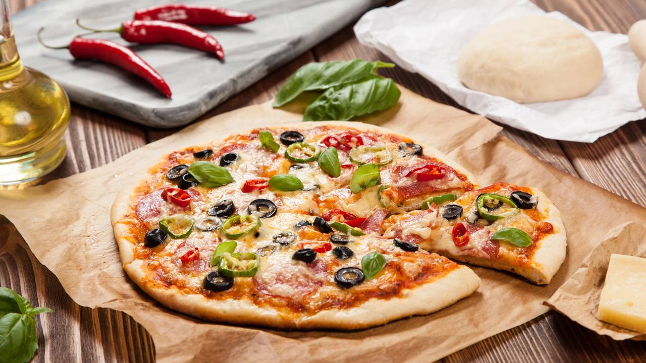 A pizza de liquidificador perfeita para jantares rápidos com massa macia e massa que derrete na boca