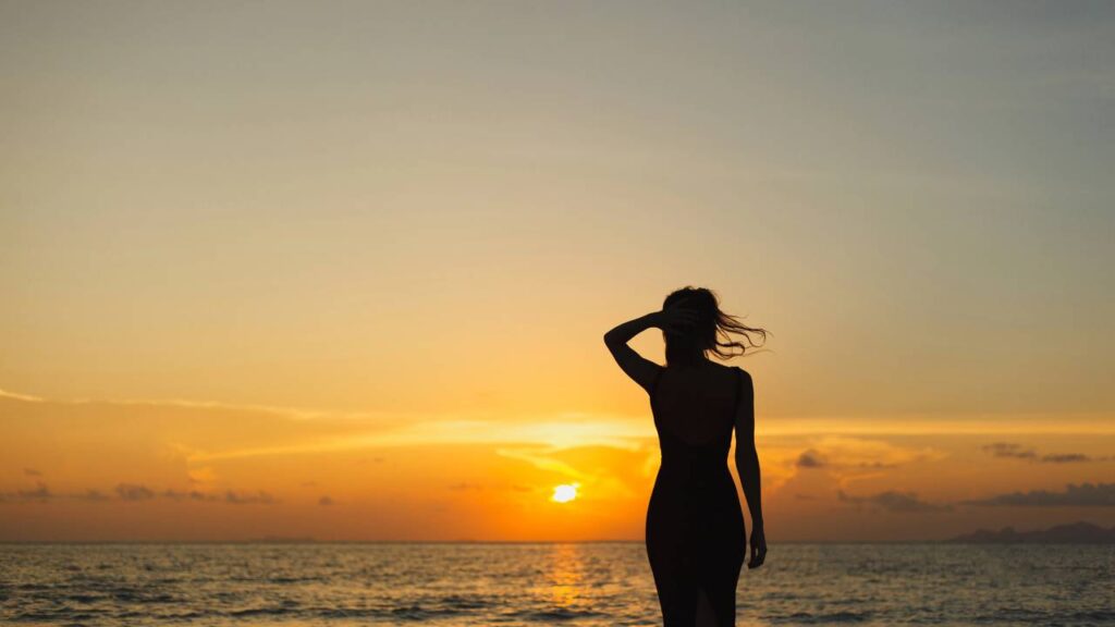 Há algo no ar dos dias frios que deixa o pôr do sol mais prolongado