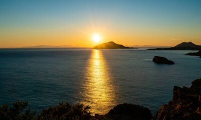 Há algo no ar dos dias frios que deixa o pôr do sol mais prolongado