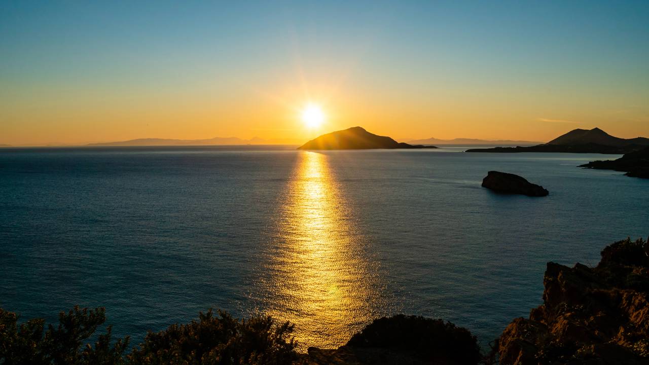 Há algo no ar dos dias frios que deixa o pôr do sol mais prolongado