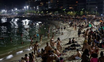 Calor intenso leva banhistas a lotarem a Praia do Arpoador durante a madrugada