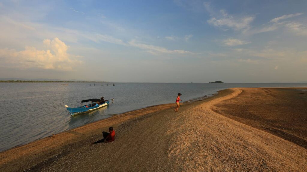 Por que o mar recua antes de algumas tempestades e cria uma cena tão estranha