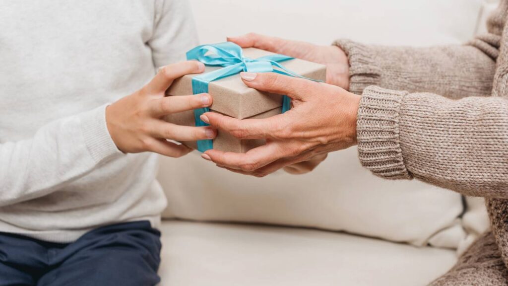 Por que dar presentes nos deixa felizes, mas também pode causar estresse segundo a psicologia