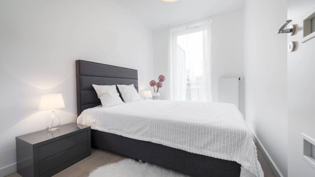 5 ideias simples para deixar seu quarto mais aconchegante usando luz, tecidos e pequenas mudanças de decoração