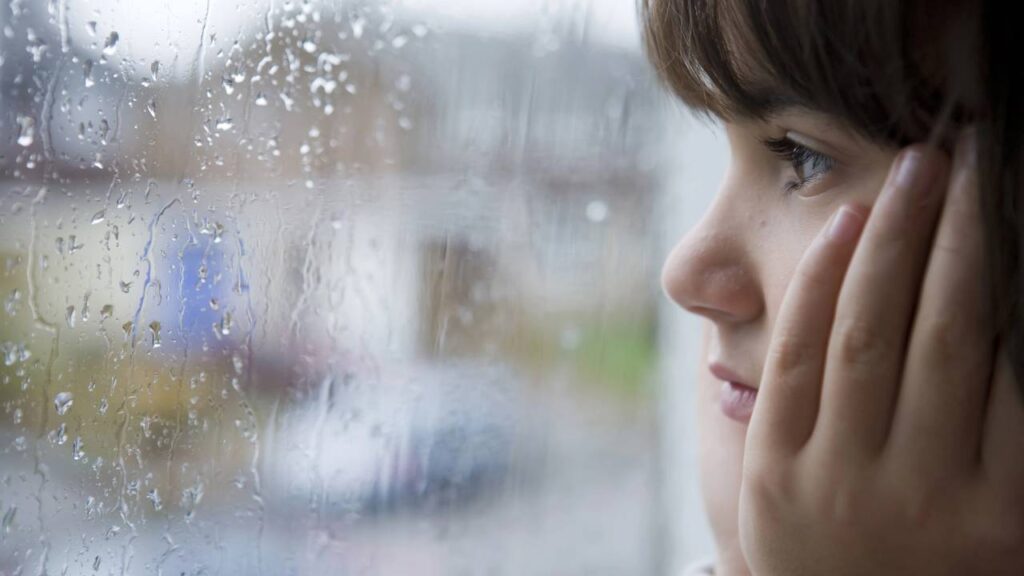Por que dias chuvosos despertam conforto e acolhimento emocional em algumas pessoas segundo a psicologia