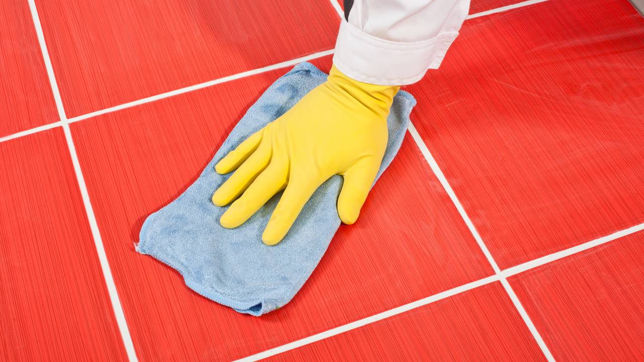 Como limpar piso encardido só com detergente e escova sem estragar o revestimento