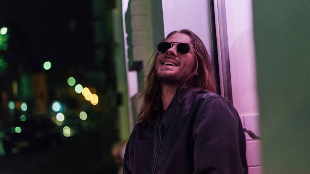 Basta lembrar de algo e já começamos a rir sozinhos - Créditos: depositphotos.com / VitalikRadko