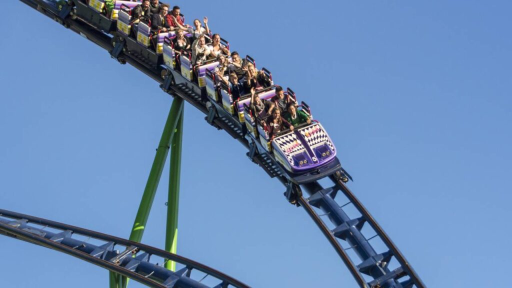 Esse frio na barriga é muito comum em esportes radicais e brinquedos de parques de diversão - Créditos: depositphotos.com / carso80