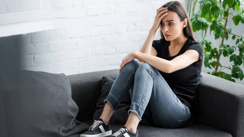 Mesmo no conforto do lar, a mente não para - Créditos: depositphotos.com / AndrewLozovyi