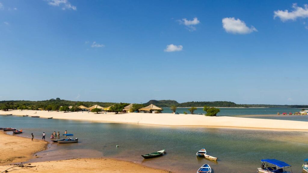 Uma cidade brasileira guarda praias de água doce eleita entre as mais belas do planeta