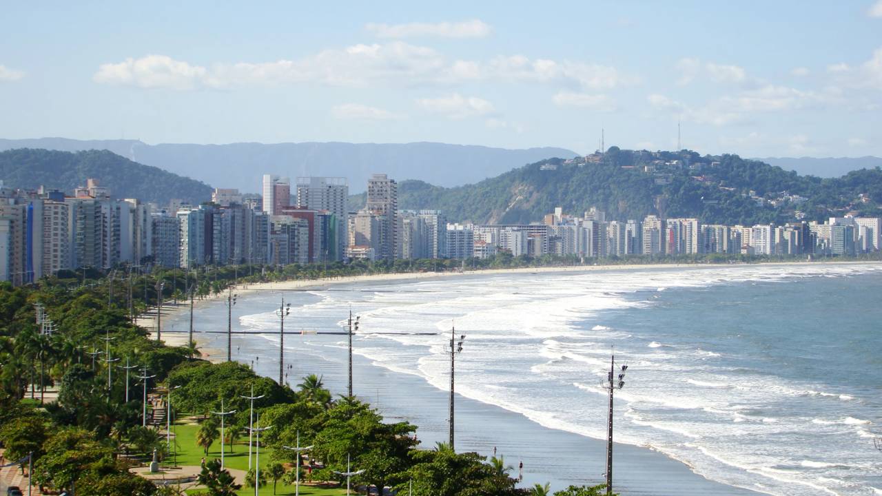 Com o 6º lugar no ranking de vida, essa cidade tem o maior jardim de praia do mundo e o maior porto da América Latina