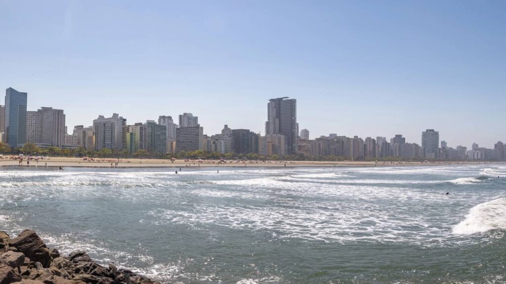 Visitar este destino é entender que a modernidade portuária pode caminhar lado a lado com a preservação histórica e ambiental.