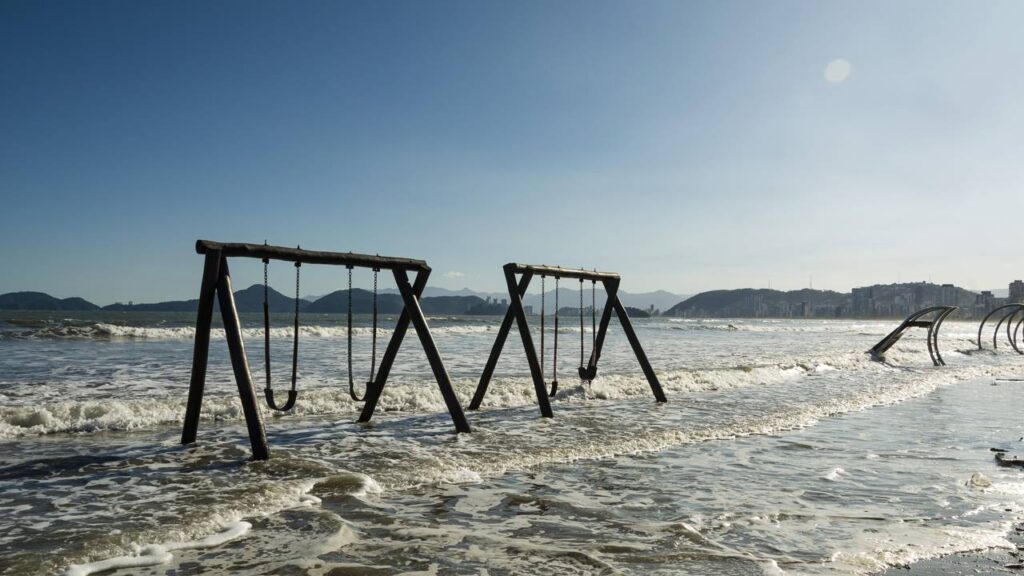 Visitar este destino é entender que a modernidade portuária pode caminhar lado a lado com a preservação histórica e ambiental.