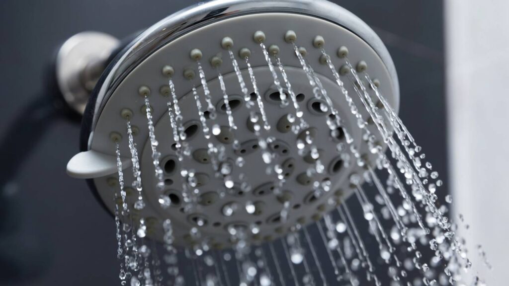 Chuveiro é vilão da conta de luz e da água, mas pequenas mudanças já ajudam a economizar no dia a dia