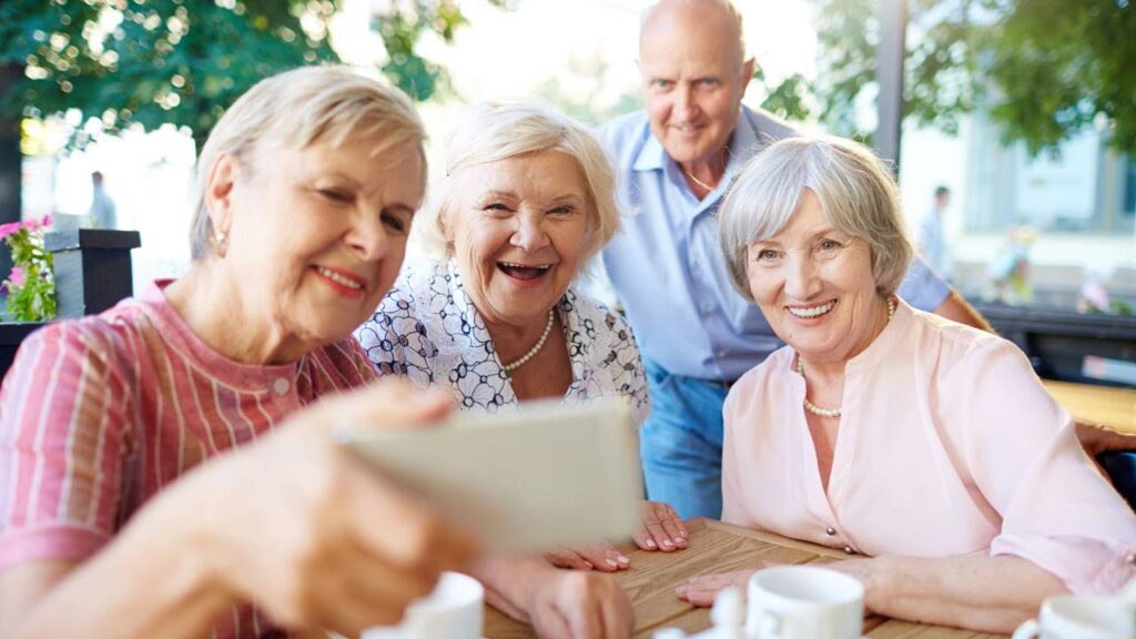 Os 5 melhores celulares para idoso em com funções simples, boa legibilidade e bateria duradoura