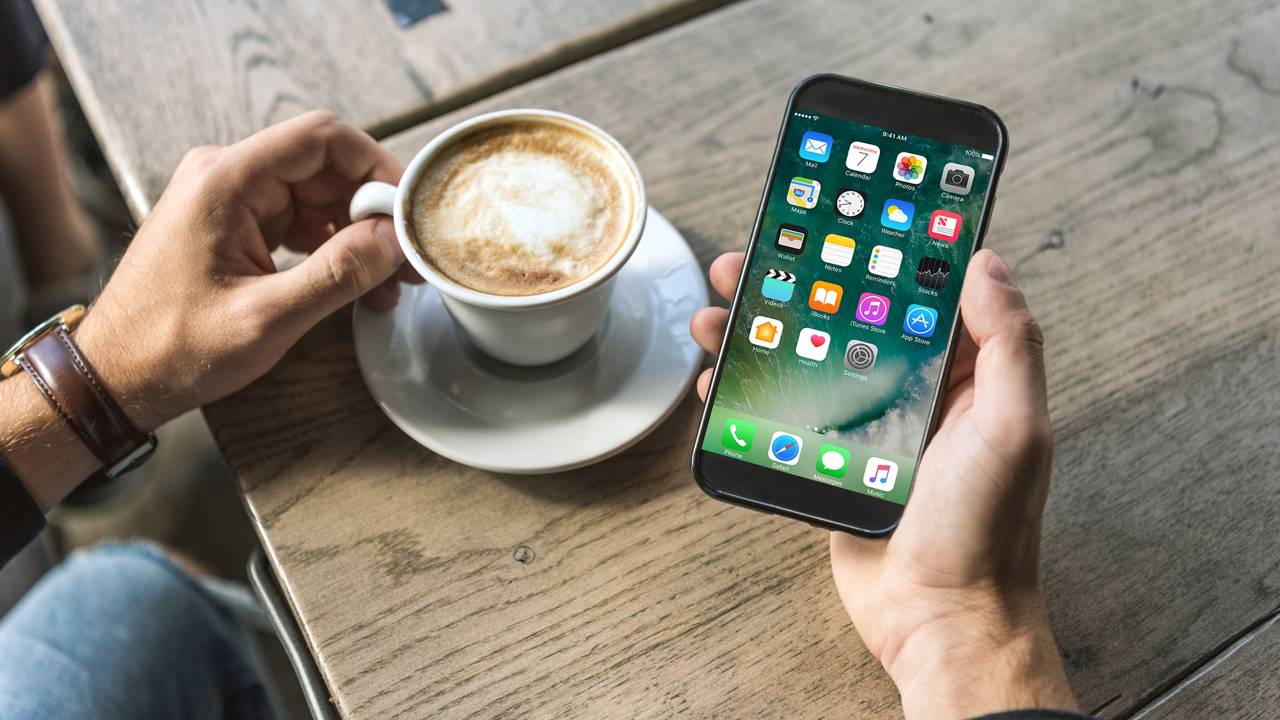 Empresas estão mudando regras do uso do celular e isso preocupa a classe trabalhadora