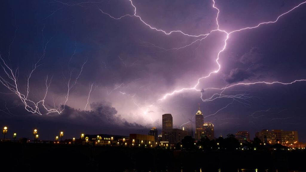 Por que o trovão parece vir de lugares diferentes e sempre surpreende quem escuta