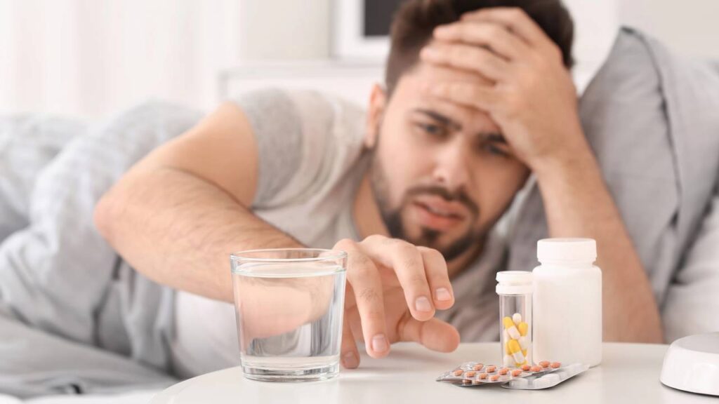 Por que tomar medicamentos por conta própria pode trazer riscos sérios