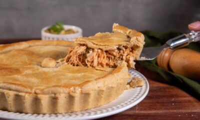 Mesmo sem batedeira você consegue fazer a melhor torta de frango para seu lanche da tarde