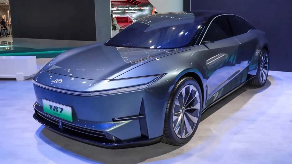 Novo sedã elétrico da Toyota, equipado com motor da Huawei, que terá preço na casa de R$ 140 mil