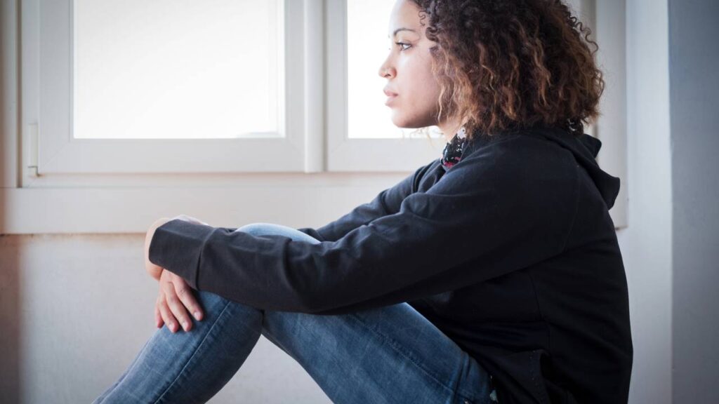 7 coisas que parecem normais mas são sinais de trauma emocional e passam despercebidas no dia a dia