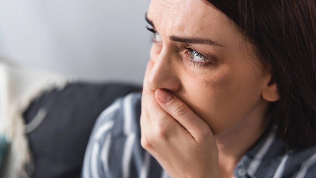 7 coisas que parecem normais mas são sinais de trauma emocional e passam despercebidas no dia a dia