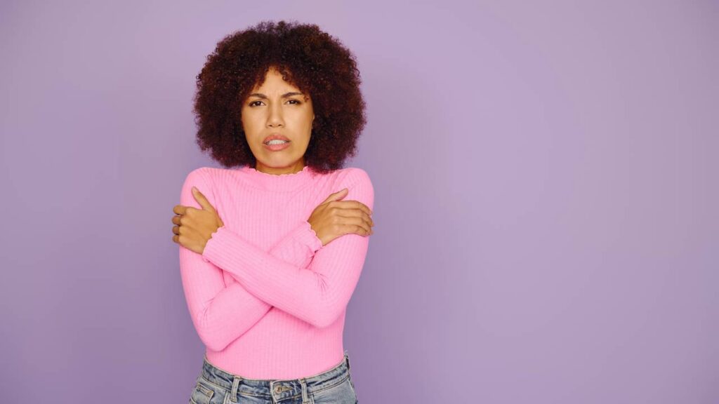 Por que o corpo treme às vezes e saiba que fatores cotidianos podem influenciar esse tipo de sensação física