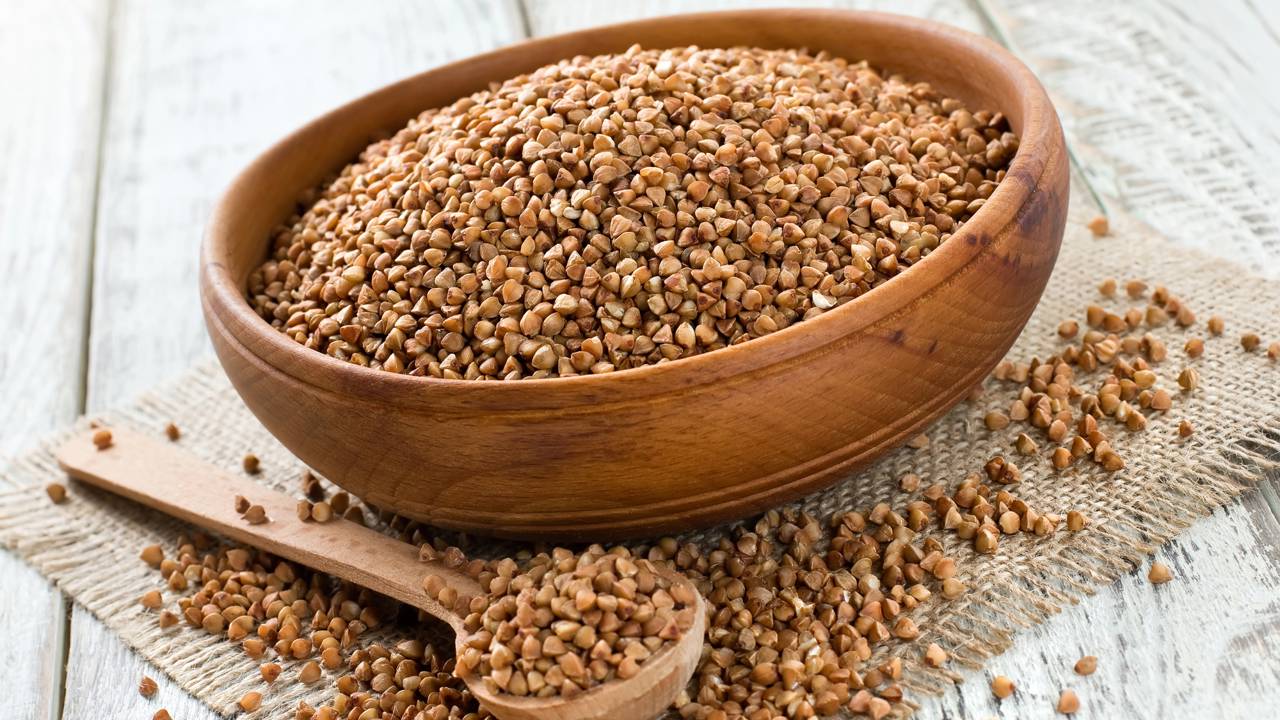 O grão antigo que, quando tostado, ganha sabor de pão fresco e surpreende na cozinha