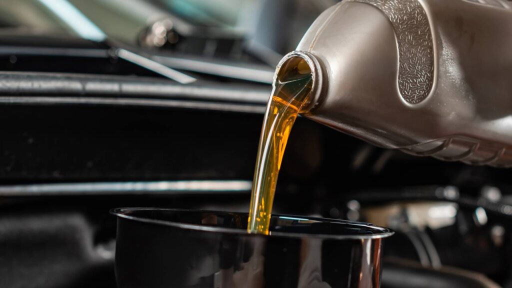 Deixar o motor com óleo vencido parece inofensivo, mas pode custar caro demais