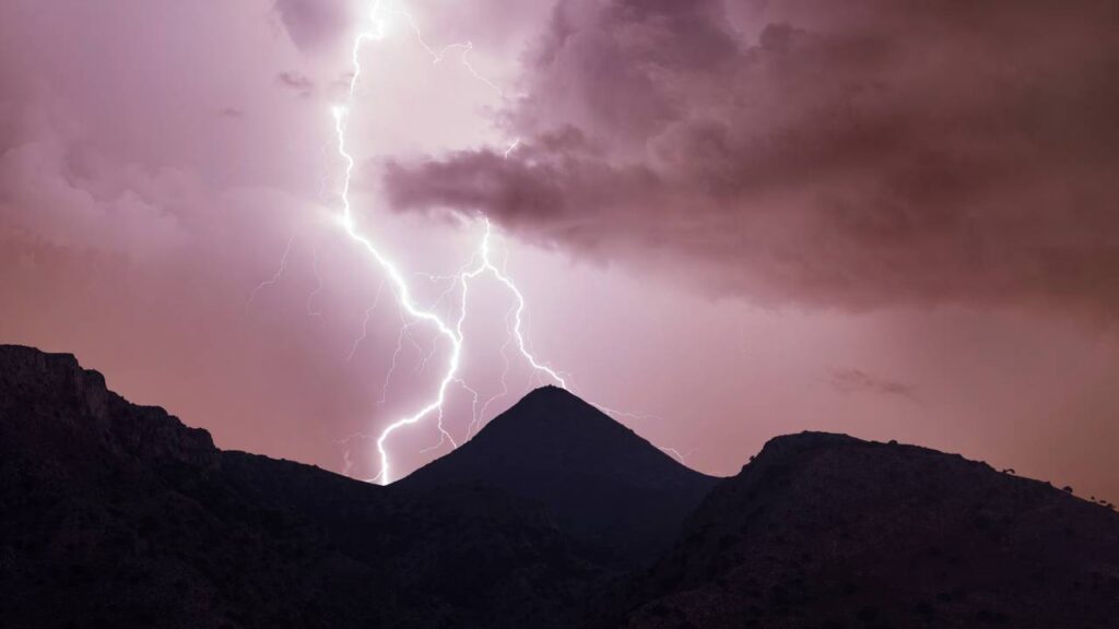 O que causa o som grave do trovão ecoando nas montanhas