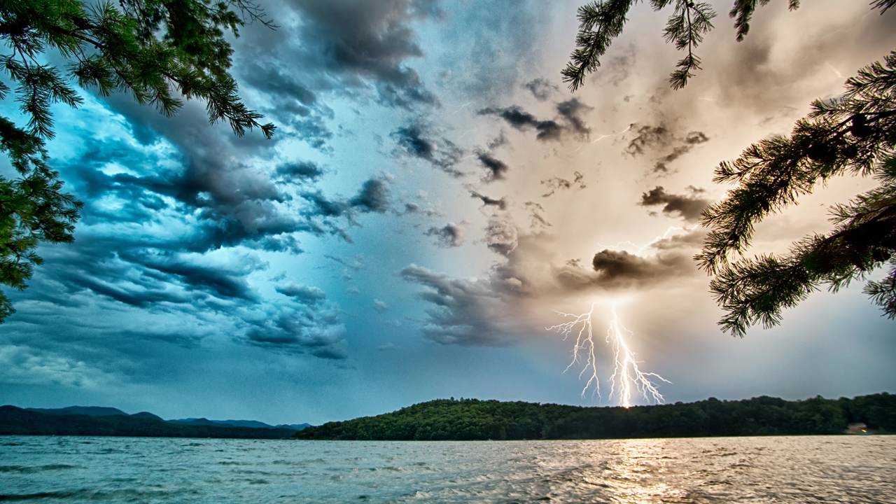 O que causa o som grave do trovão ecoando nas montanhas