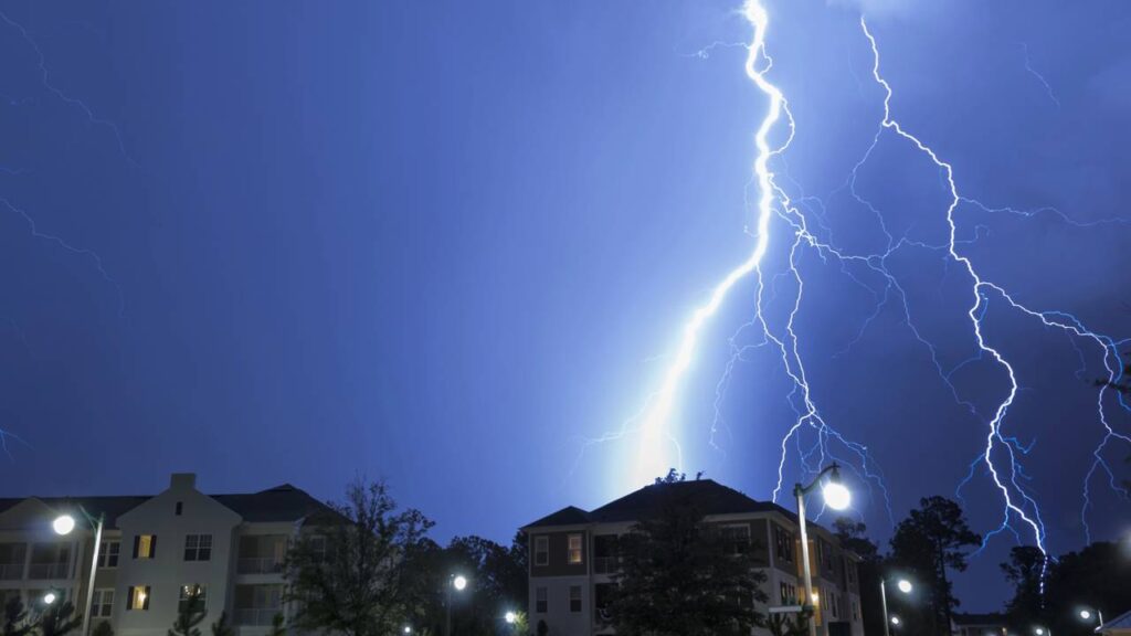 Por que os trovões parecem mais altos quando estamos em casa e assustam mais
