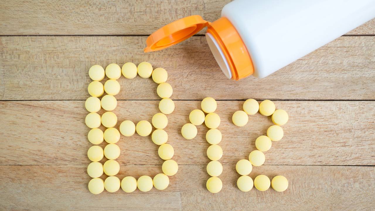 7 sinais da falta de vitamina B12 que o corpo costuma apresentar no dia a dia